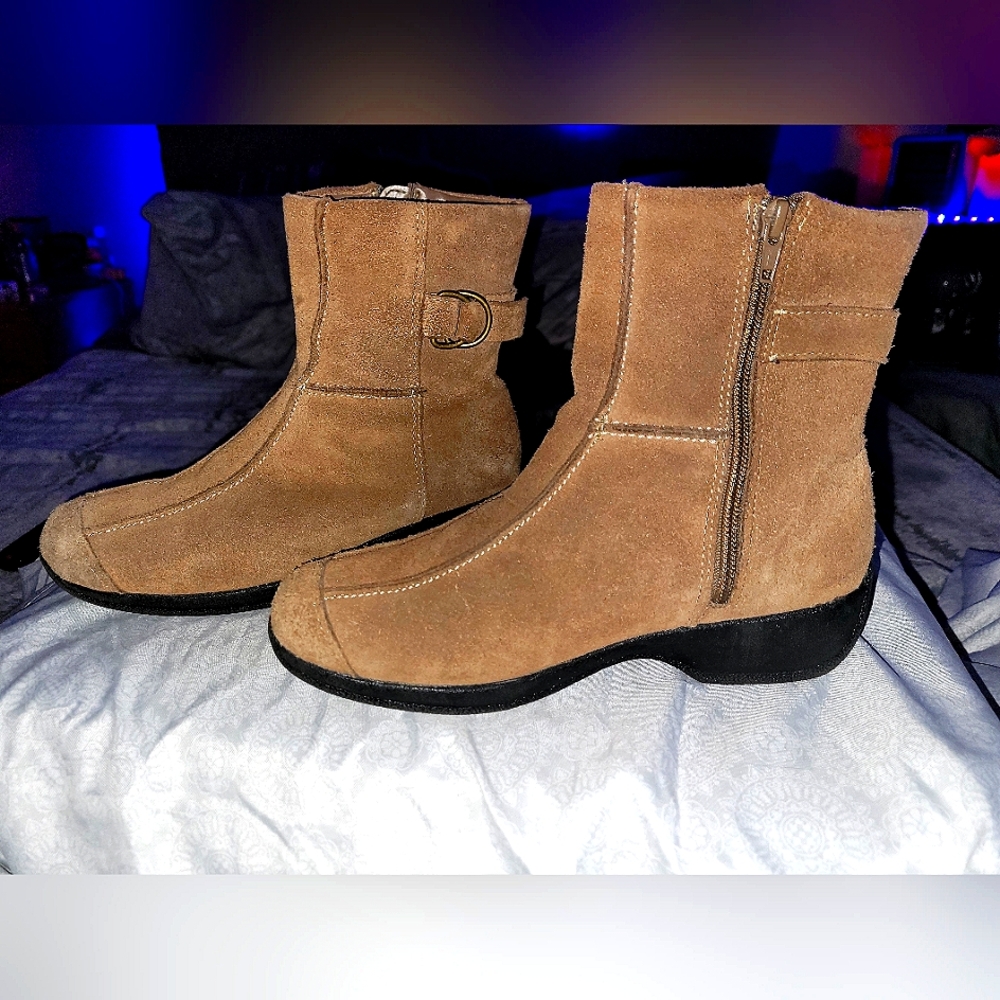 Size 7.5 100% Leather ankle boots